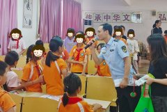 工做人员向学生科普了健康饮食的相关知